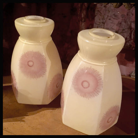 II.1186. PAR DE PANTALLAS DE OPALINA PINTADAS