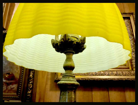 II.1881 LÁMPARA DE BRONCE Y OPALINA AMARILLA