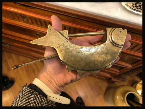 II.1783 CANDADO DE PEZ DE BRONCE