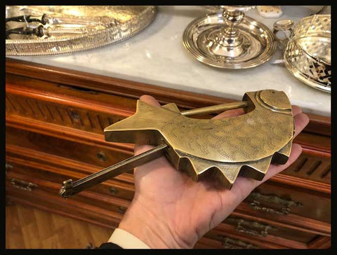 II.1783 CANDADO DE PEZ DE BRONCE