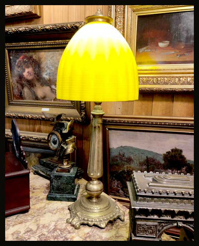 II.1881 LÁMPARA DE BRONCE Y OPALINA AMARILLA