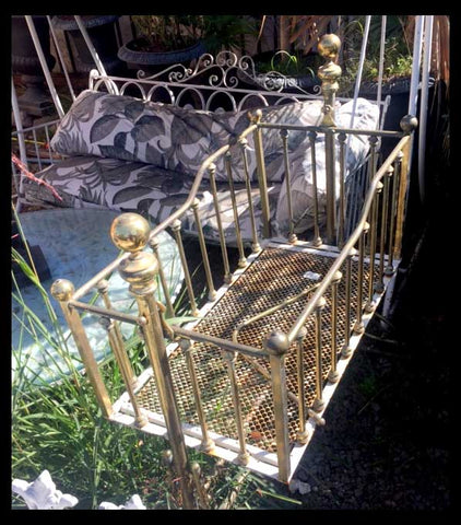 I.230 CUNA MECEDORA DE BRONCE