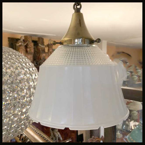 II.1778 PAR DE LÁMPARAS DE OPALINA Y BRONCE