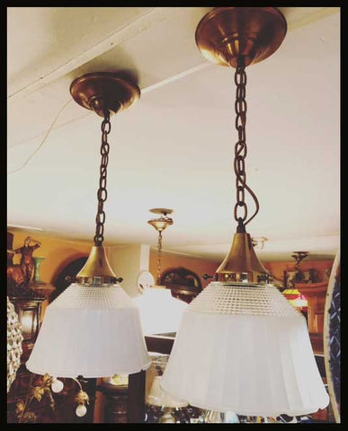 II.1778 PAR DE LÁMPARAS DE OPALINA Y BRONCE