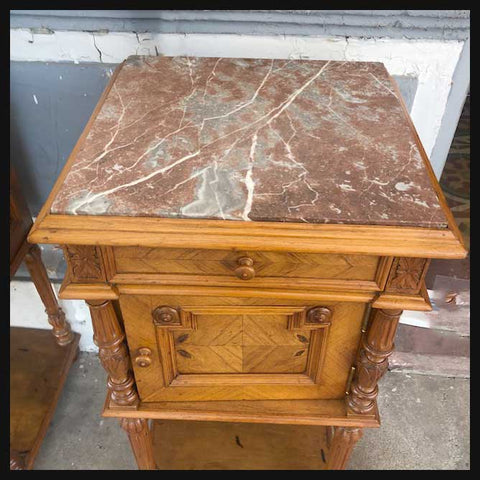 I.1489 PAR DE VELADORES CUBIERTA DE MÁRMOL