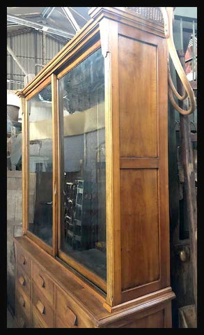 I.1495 VITRINA VIDRIADA DE LINGUE