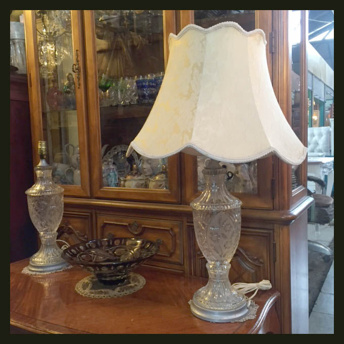 II.413 PAR DE LÁMPARAS DE MESA