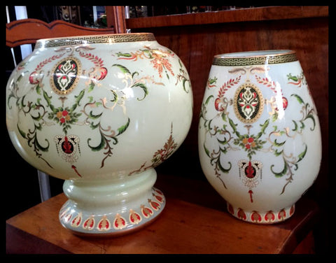 II.419 PAR DE FLOREROS DECORADOS