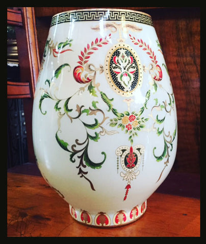 II.419 PAR DE FLOREROS DECORADOS