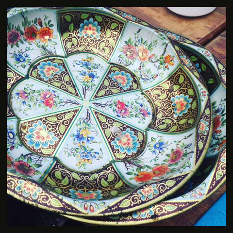 II.435 PAR DE FUENTES DE LATA