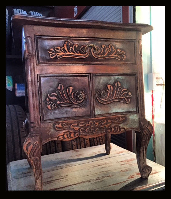 I.241 VELADOR DE MADERA TALLADA