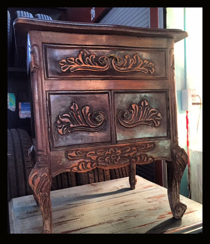 I.241 VELADOR DE MADERA TALLADA