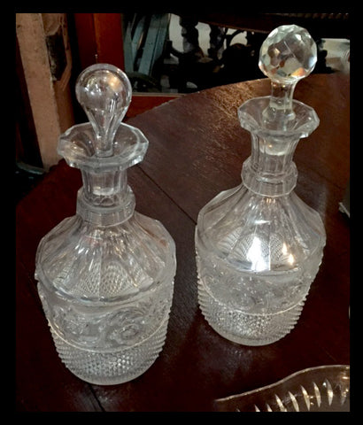 II.453 PAR DE BOTELLAS DE VIDRIO