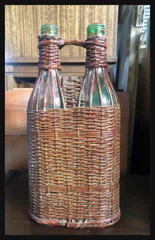 II.2075 PAR DE BOTELLAS EN CAJA DE MIMBRE