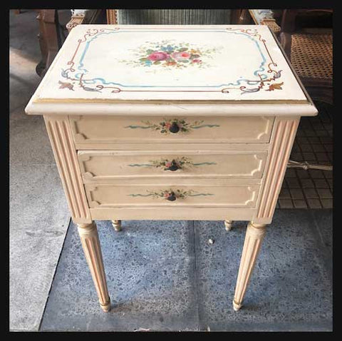 I.1528 PAR DE VELADORES BLANCOS CON FLORES