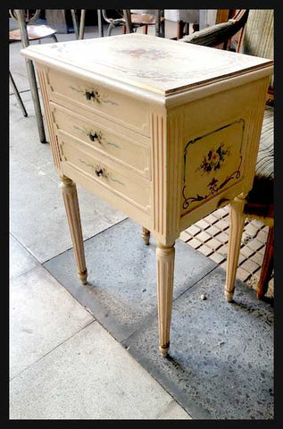 I.1528 PAR DE VELADORES BLANCOS CON FLORES