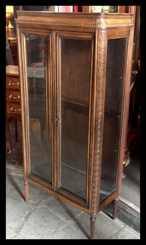 I.251 VITRINA FRANCESA TALLADA