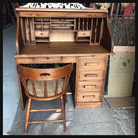 I.1542 ESCRITORIO DE CORTINA Y SILLA