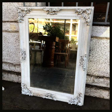 II.1832 ESPEJO BISELADO EN MARCO BLANCO