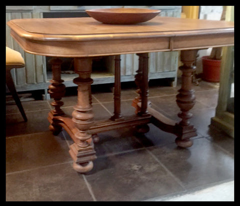 I.259 MESA CUADRADA CON BORDES CURVOS