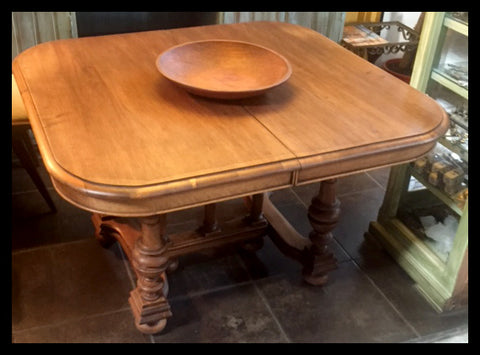 I.259 MESA CUADRADA CON BORDES CURVOS