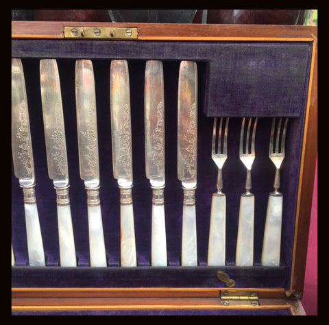 II.506 JUEGO DE CUBIERTOS DE FRUTA