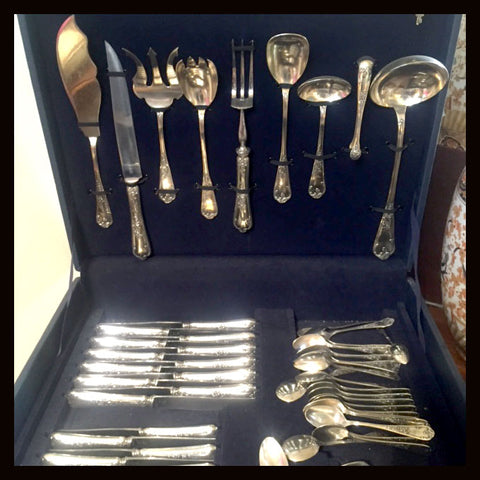 II.502 CUCHILLERÍA COMPLETA PARA 12 PERSONAS