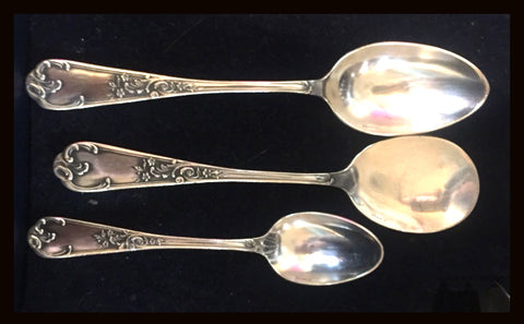 II.502 CUCHILLERÍA COMPLETA PARA 12 PERSONAS