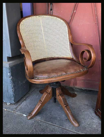 I.1269 SILLA GIRATORIA DE JUNCO Y CUERO