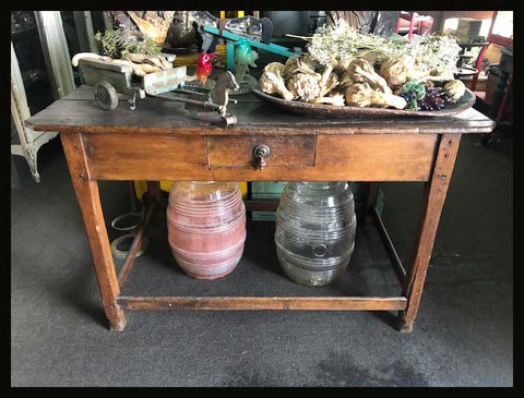 I.1267 MESA DE PATAGUAS CON CAJÓN