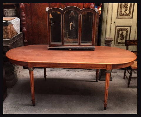 I.308 MESA DE COMEDOR Y VITRINA DE IGLESIA