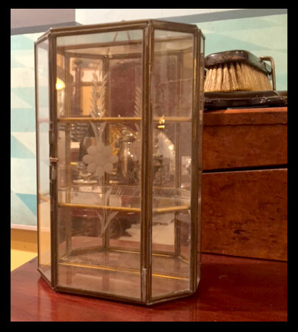 II.586 PEQUEÑA VITRINA