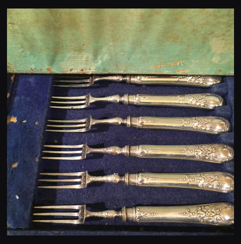 II.587 CUBIERTOS DE FRUTA