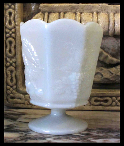 II.237 COPÓN OCTOGONAL CON UVAS