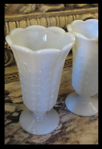 II.241 PAR DE FLOREROS DE OPALINA