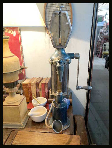 II.1811 ACEITERA DE BENCINERA ANTIGUA