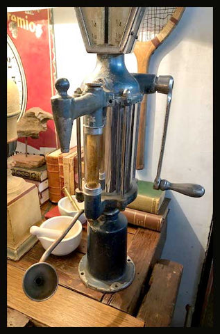 II.1811 ACEITERA DE BENCINERA ANTIGUA