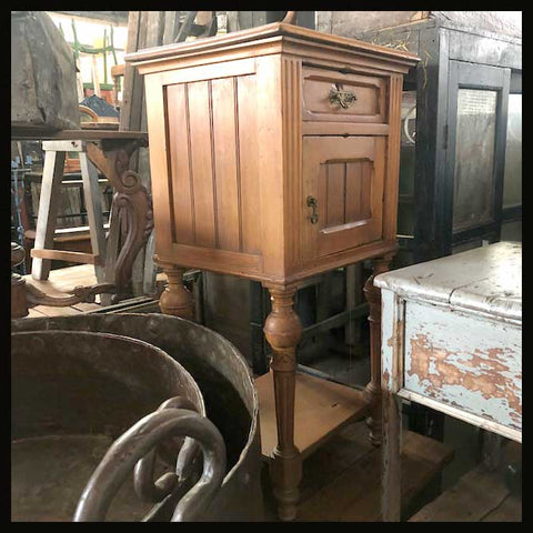 I.1225 VELADOR DE MADERA