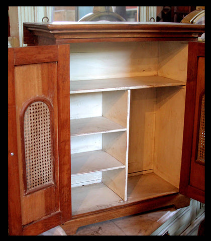 I.44 BOTIQUÍN DE MADERA Y JUNCO