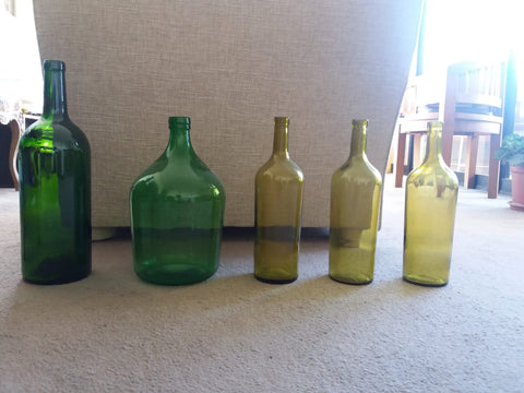 II.2449 BOTELLAS VERDES Y AMARILLAS