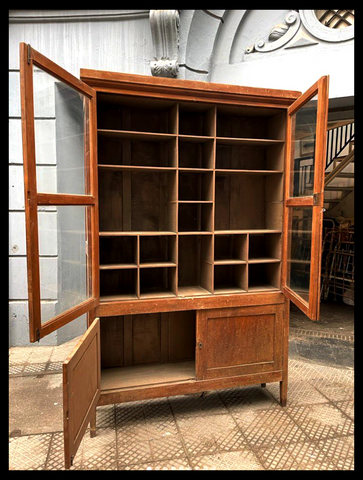 I.3891 GRAN VITRINA DE MADERA Y VIDRIO
