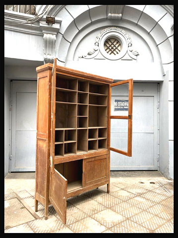 I.3891 GRAN VITRINA DE MADERA Y VIDRIO