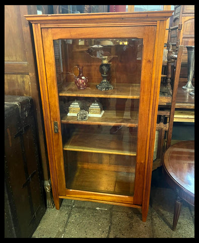 I.4121 VITRINA CON CUBIERTA DE MÁRMOL