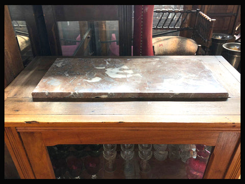 I.4121 VITRINA CON CUBIERTA DE MÁRMOL