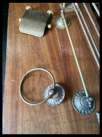 II.3616 JUEGO DE BAÑO DE BRONCE