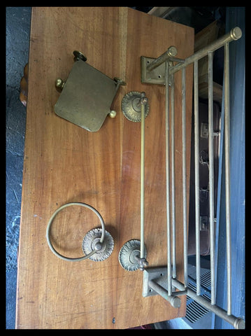 II.3616 JUEGO DE BAÑO DE BRONCE