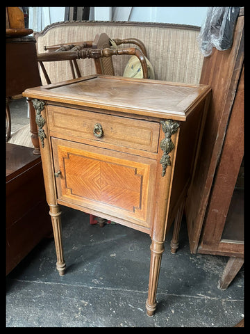 I.4130 PAR DE VELADORES DE MADERA Y BRONCE