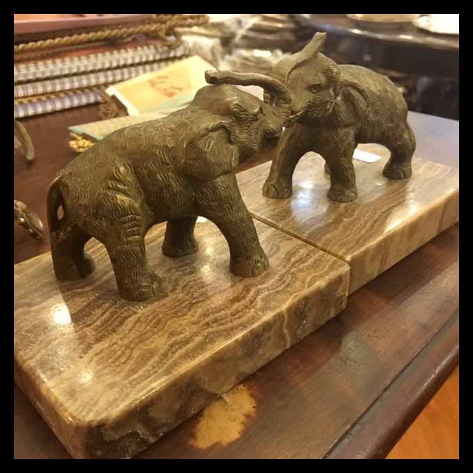 II.1378 APOYA LIBROS DE ELEFANTE