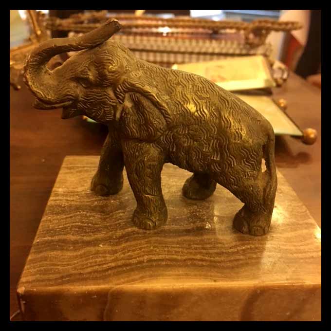 II.1378 APOYA LIBROS DE ELEFANTE