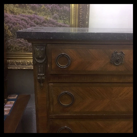 I.986 CÓMODA ALTA DE NUEVE CAJONES